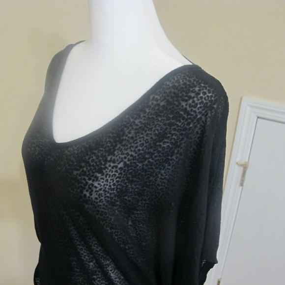 Women's Express Short Sleeve Leopard Top Size Medium GUC - Picture 2 of 3